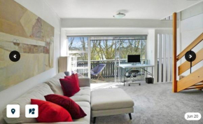 Sunny City Fringe Townhouse with Private Parking